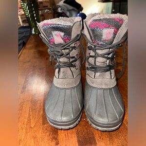 One pair of youth girls size 5 winter boots